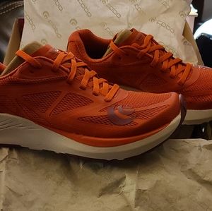 Topo Zephyr Size 7 Salmon/White